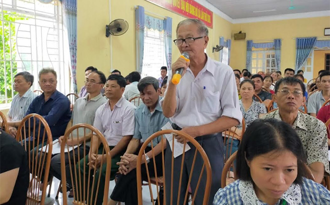Cử tri xã Hưng Khánh, huyện Trấn Yên phát biểu ý kiến tại cuộc tiếp xúc cử tri của đại biểu HĐND tỉnh.