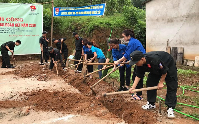 Đoàn thanh niên huyện Yên Bình giúp gia đình ông Đặng Văn Khoa, thôn Đá Chồng, xã Đại Đồng làm nhà.