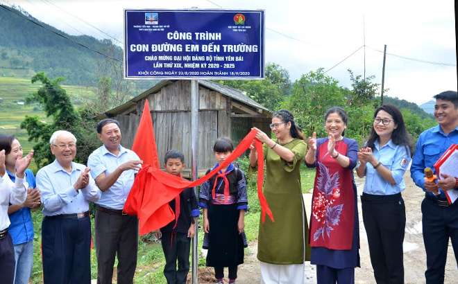 Lãnh đạo huyện Mù Cang Chải, Hội đồng Đội tỉnh, Trường Nguyễn Siêu, xã Dế Xu Phình kéo băng ra mắt công trình.