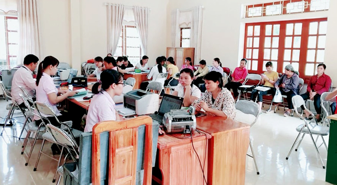 Cán bộ Phòng giao dịch NHCSXH huyện Văn Yên giao dịch tại xã Ngòi A
