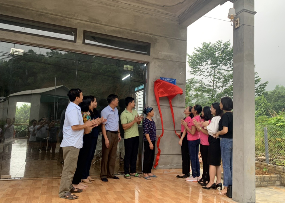 Hội Nữ doanh nhân tỉnh phối hợp với Hội Liên hiệp Phụ nữ tỉnh trao nhà Đại đoàn kết cho gia đình vợ liệt sĩ Long Thị Đô, xã Tân Nguyên, huyện Yên Bình.