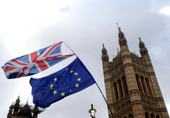 Quốc kỳ Anh (trên) và cờ Liên minh châu Âu (EU) bên ngoài tòa nhà Quốc hội Anh.