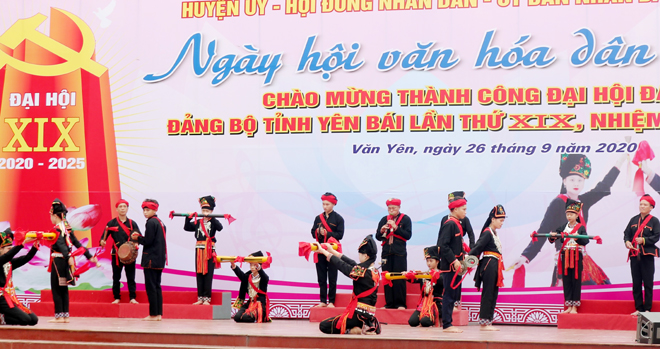 Một tiết mục múa trong Ngày hội văn hóa dân tộc Dao Văn Yên