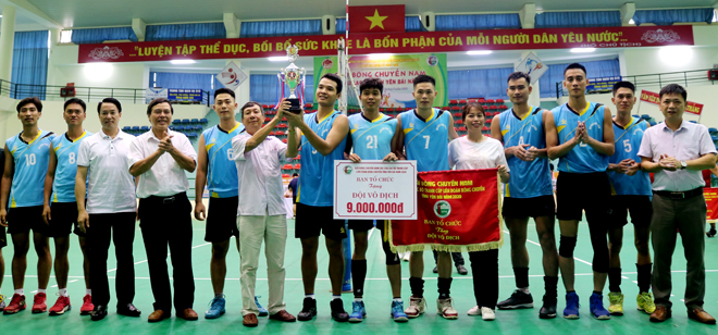Ban tổ chức trao Cup và phần thưởng cho đội huyện Văn Yên.