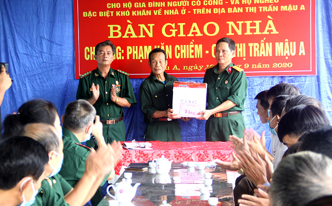 Lãnh đạo Hội Cựu chiến binh huyện Văn Yên tặng quà cựu chiến binh Phạm Văn Chiềm trong lễ bàn giao nhà.
