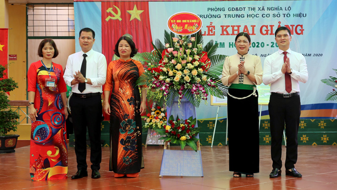 Lãnh đạo thị xã Nghĩa Lộ tặng hoa chúc mừng thầy và trò Trường THCS Tô Hiệu.