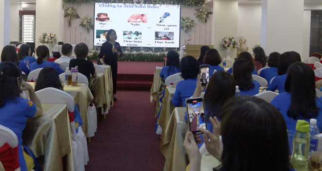 40 nữ doanh nhân của tỉnh được Thạc sỹ Nguyễn Thị Thu Quế, giảng viên Trường Đại học Kinh tế Quốc dân Hà Nội truyền đạt những kinh nghiệm kinh doanh trong nhu cầu bối cảnh mới.