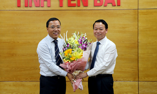 Chairman of the Yen Bai provincial People’s Committee Do Duc Duy presents flowers to Ambassador Nguyen Hoang Long, Director of the Foreign Ministry’s Department for Foreign Affairs of Provinces, to congratulate him on his appointment as Vietnamese Ambassador to the UK.