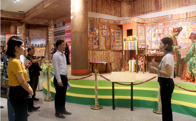 Các thành viên Hội đồng thẩm định xem xét các hạng mục của Nhà Bảo tàng tỉnh.
