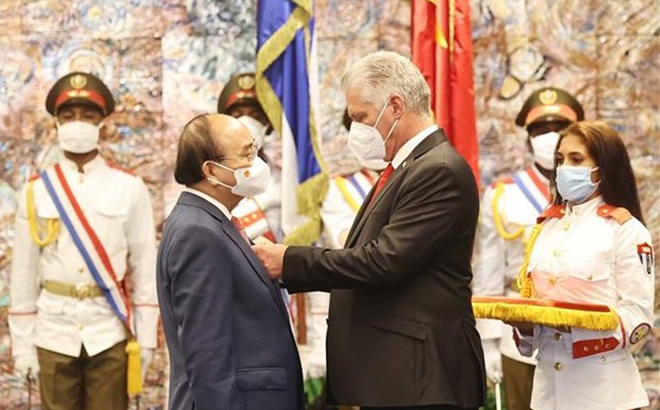 Cuban President Miguel Díaz-Canel Bermúdez presents President Nguyen Xuan Phuc with the José Martí Order in recognition of the Vietnamese leader’s contributions to the enhancement of the historical friendship, solidarity and cooperation between Cuba and Vietnam.