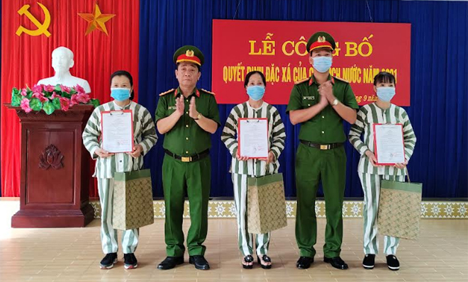 Lãnh đạo Công an cách vào m88 mới nhất Yên Bái trao quyết định và quà cho 3 phạm nhân được đặc xá tha tù nhân dịp Ngày Quóc khánh.