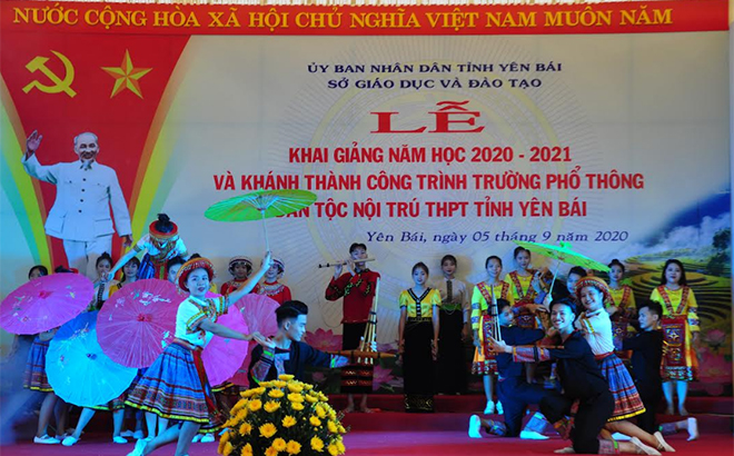 Tiết mục văn nghệ tại lễ khai giảng năm học 2020 - 2021 Trường Phổ thông dân tộc Nội trú THPT tỉnh.
