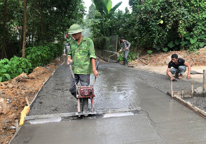Nhân dân thôn Hương Lý, xã Đại Đồng tích cực đóng góp và tham gia kiên cố hóa đường giao thông nông thôn.