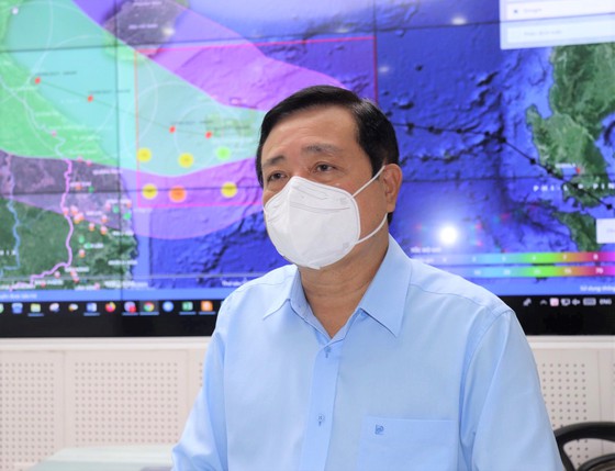 Ông Trần Quang Hoài trả lời câu hỏi của báo giới về ứng phó cơn bão Conson khi có hơn 4.000 ca F0 ở khu vực cần sơ tán