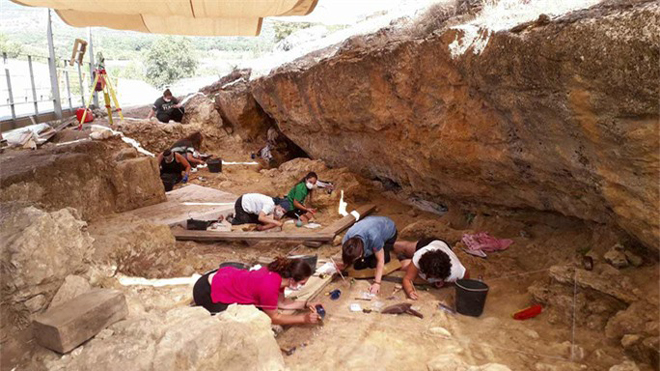 Các nhà khai quật đang làm việc tại hiện trường - Ảnh: CENIEH