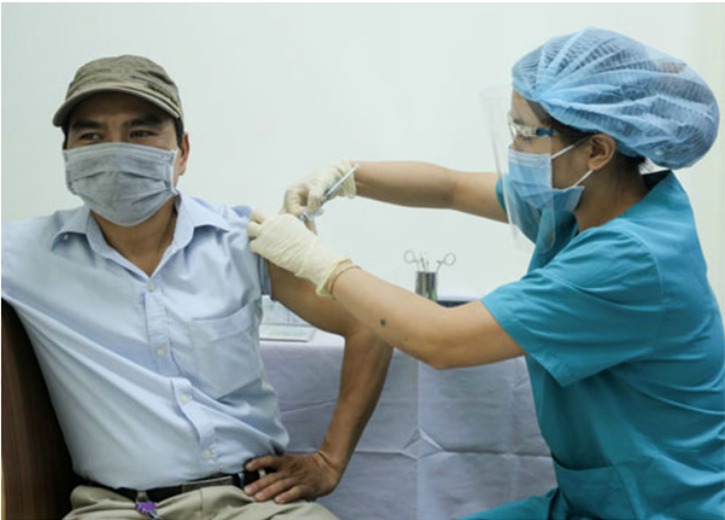 Tiêm vắc-xin Covid-19 thử nghiệm cho người tình nguyện tại Trường Đại học Y Hà Nội.