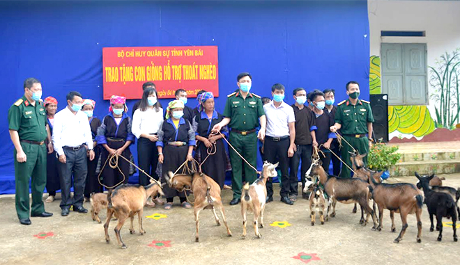 Lãnh đạo Bộ Chỉ huy Quân sự tỉnh trao con giống cho các hộ nghèo tại xã Mồ Dề, huyện Mù Cang Chải.