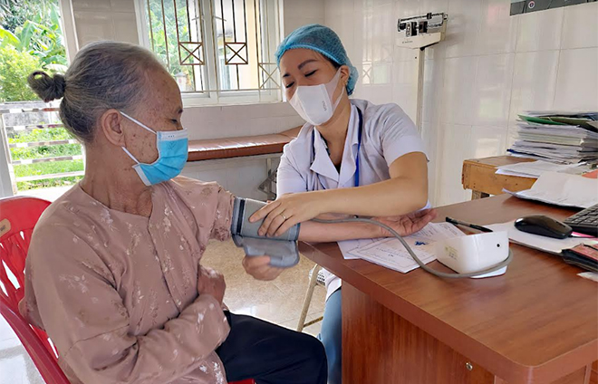Người dân xã Bảo Hưng đến khám bệnh tại Trạm Y tế xã.