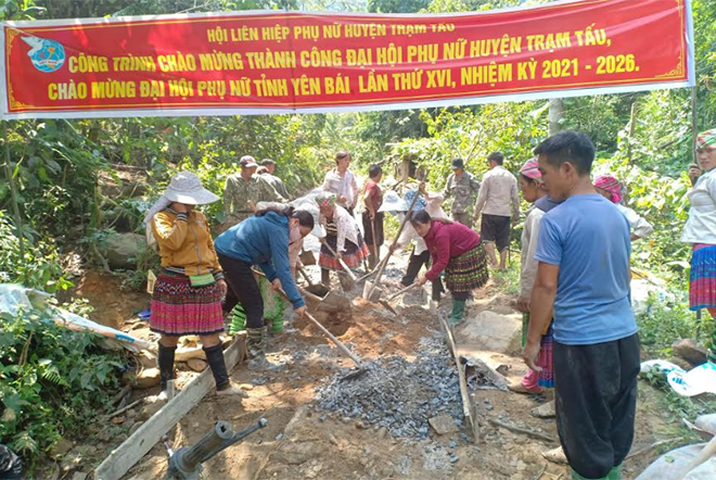 Hội LHPN huyện Trạm Tấu và các cơ sở hội tổ chức làm đường giao thông nông thôn