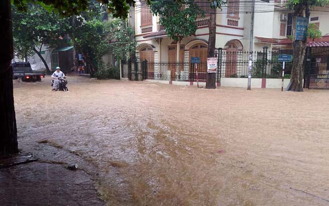 Một số tuyến đường tại thành phố Yên Bái thường bị ngập cục bộ khi mưa lớn.