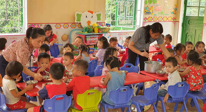 Trường Mầm non xã Động Quan, huyện Lục Yên luôn chú trọng công tác vệ sinh, an toàn thực phẩm và chất lượng dinh dưỡng bữa ăn cho trẻ. (Ảnh: Văn Tuấn)