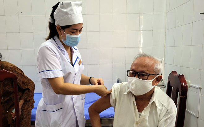 Người cao tuổi phường Yên Thịnh, thành phố Yên Bái thực hiện tiêm vắc xin phòng COVID-19 tại Bệnh viện Sản Nhi tỉnh.