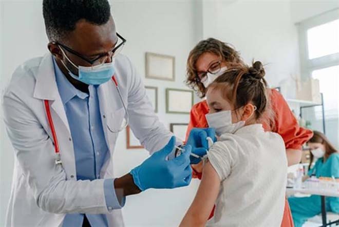 Nhân viên y tế tiêm vaccine ngừa COVID-19 cho trẻ em tại Los Angeles, California (Mỹ).