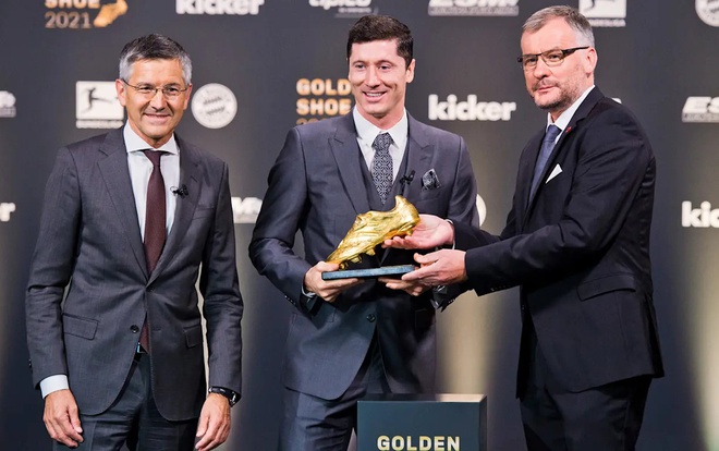 Lewandowski nhận danh hiệu Chiếc giày vàng châu Âu 2021.