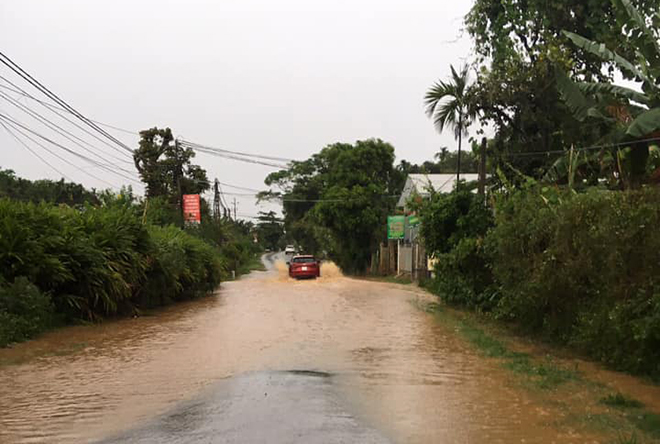Trận mưa chiều 17/9 làm  đường Hoàng Quốc Việt đoạn Giới Phiên đi Bệnh viện Đa khoa tỉnh (thành phố Yên Bái) ngập úng cục bộ gây khó khăn cho người và các phương tiện qua lại.
