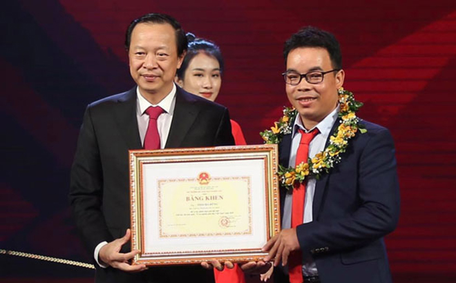 Thứ trưởng Bộ Giáo dục và Đào tạo Phạm Ngọc Thưởng trao giải cho tác giả đoạt giải Đặc biệt Giải Báo chí toàn quốc “Vì sự nghiệp Giáo dục Việt Nam” năm 2020.