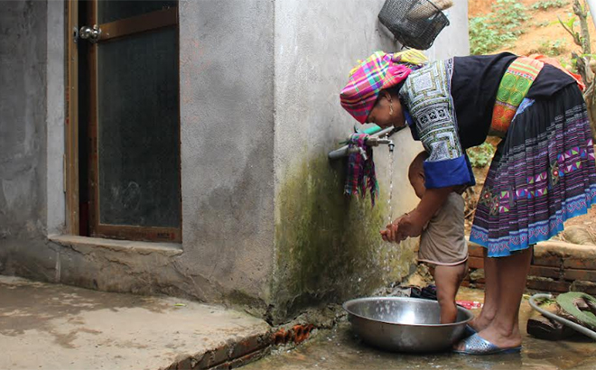 Đồng bào Mông huyện Mù Cang Chải sử dụng nguồn nước hợp vệ sinh.