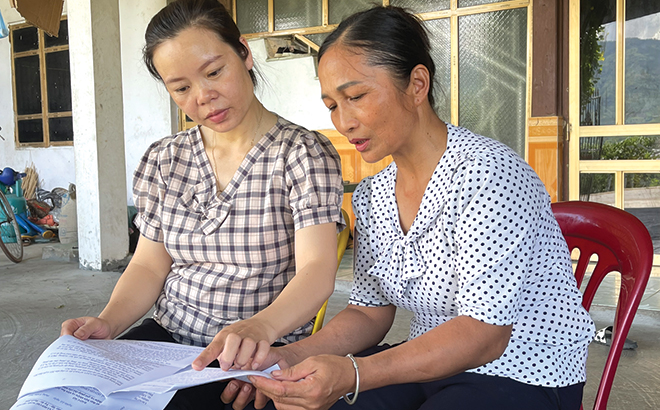 Bí thư Chi bộ An Sơn Hà Thị Giang (bên trái) trao đổi công việc với Tổ trưởng Tổ tự quản 2 Phạm Thị Vân.