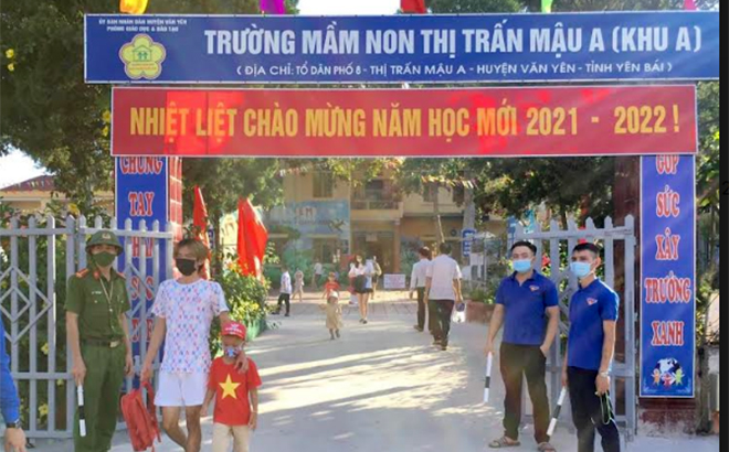 Đoàn viên thanh niên huyện Văn Yên phối hợp với lực lượng công an thực hiện hướng dẫn, phân luồng giao thông tại Trường Mầm non thị trấn Mậu A.