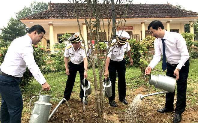 Đồng chí Nguyễn Minh Tuấn - Ủy viên Ban Thường vụ, Trưởng ban Ban Tuyên giáo Tỉnh ủy cùng các đồng chí lãnh đạo Cục Chính trị Hải quân, thị xã Nghĩa Lộ trồng cây lưu niệm tại Khu tưởng niệm Chủ tịch Hồ Chí Minh tại thị xã Nghĩa Lộ.