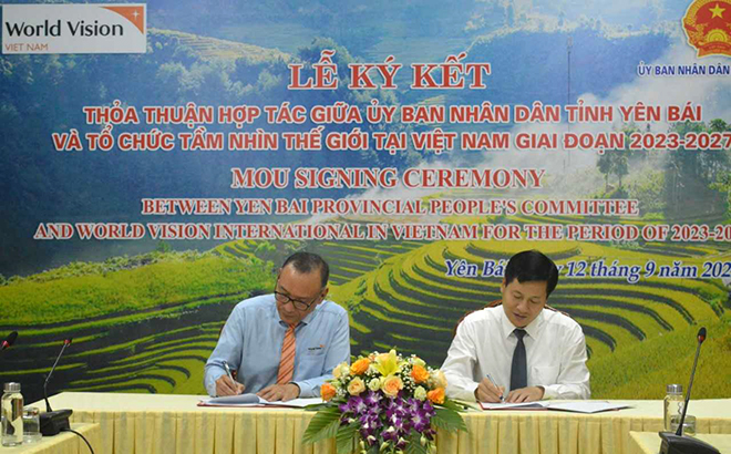Đồng chí Ngô Hạnh Phúc - Phó Chủ tịch UBND tỉnh và ông Doseba Tua Sinay - Trưởng đại diện Tổ chức Tầm nhìn Thế giới tại Việt Nam ký kết Thoả thuận hợp tác.