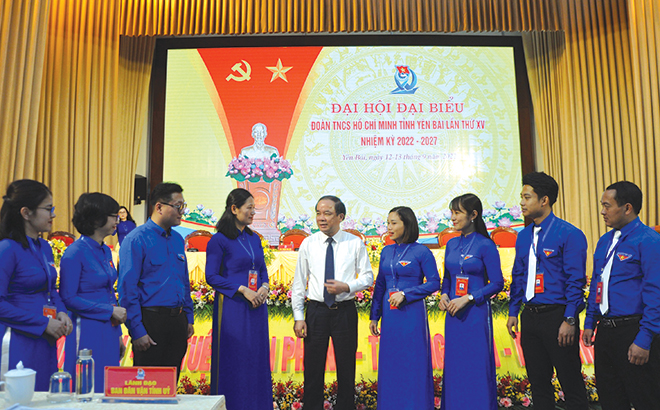 Đồng chí Tạ Văn Long - Phó Bí thư Thường trực Tỉnh ủy, Chủ tịch HĐND tỉnh trao đổi về công tác bồi dưỡng lý tưởng cách mạng cho thế hệ trẻ với các địa biểu dự Đại hội đại biểu Đoàn TNCS Hồ Chí Minh tỉnh Yên Bái lần thứ XV, nhiệm kỳ 2022 - 2027.