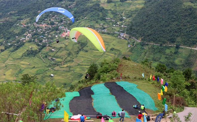 Festival Dù lượn “Bay trên mùa vàng” diễn ra từ ngày 1/9 đến hết tháng 10 tại điểm bay dù lượn đèo Khau Phạ.