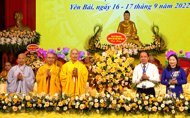 Đồng chí Tạ Long - Phó Bí thư Thường trực Tỉnh uỷ, Chủ tịch HĐND tỉnh tặng hoa chúc mừng Đại hội.