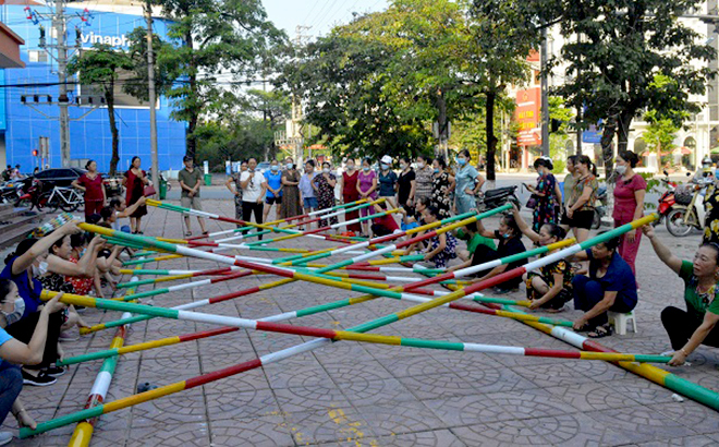Người dân phường Đồng Tâm, thành phố Yên Bái luyện tập nhảy sạp để chuẩn bị cho Chương trình nghệ thuật 