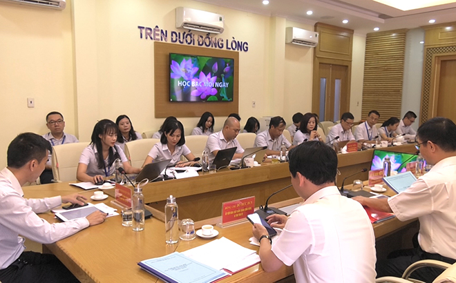 Các đảng viên Chi bộ Văn phòng Trung tâm kinh doanh VNPT Yên Bái sử dụng nền tảng số 