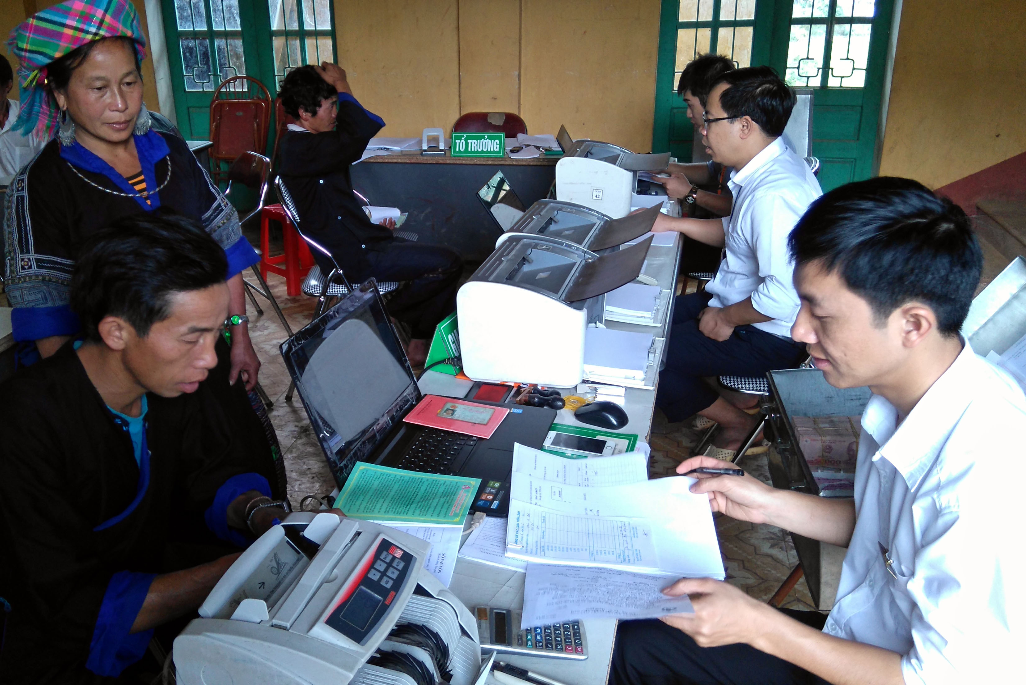 Cán bộ Phòng Giao dịch Ngân hàng Chính sách xã hội huyện Mù Cang Chải giải ngân vốn vay cho người dân.