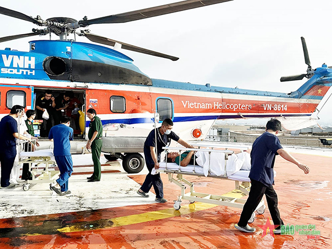 Khẩn trương đưa bệnh nhân vào Bệnh viện Quân y 175 cấp cứu.