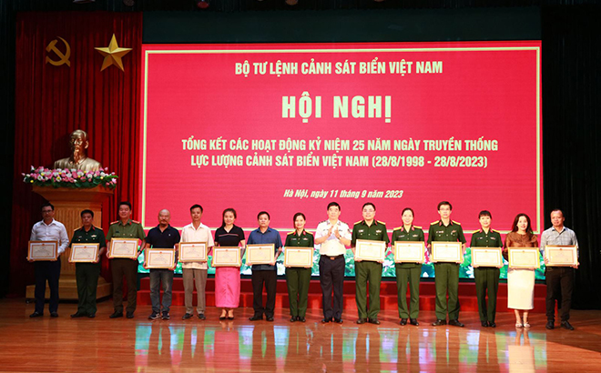 Trung tướng Bùi Quốc Oai, Chính ủy Cảnh sát biển trao tặng Bằng khen cho các tập thể, cá nhân có thành tích xuất sắc trong công tác tuyên truyền các hoạt động chào mừng kỷ niệm 25 năm ngày thành lập lực lượng Cảnh sát biển Việt Nam.