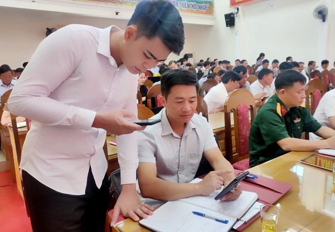 Các đồng chí đảng viên tham dự lớp tập huấn được hướng dẫn sử dụng nền tảng số “Sổ tay đảng viên điện tử tỉnh Yên Bái”