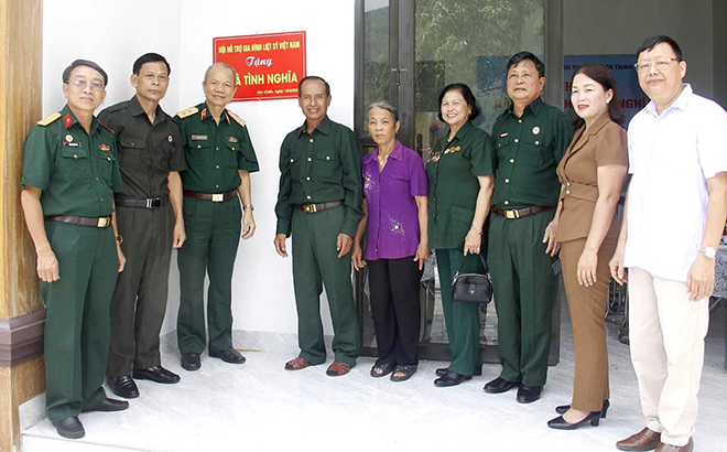 Các đại biểu tại lễ khánh thành bàn giao nhà tình nghĩa cho gia đình ông Phùng Văn Minh.