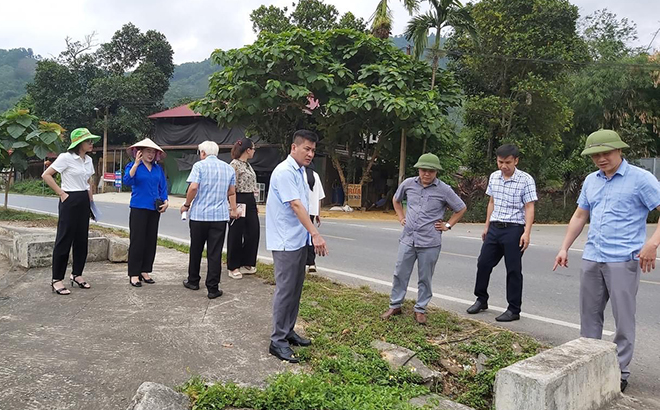 Đoàn giám sát HĐND tỉnh và HĐND huyện Trấn Yên giám sát tại xã Việt Hồng.
