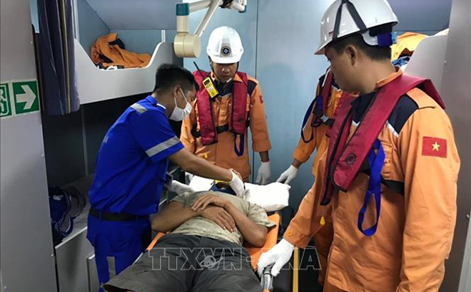 Ngư dân gặp nạn được chăm sóc y tế trước khi được đưa lên bờ cấp cứu.