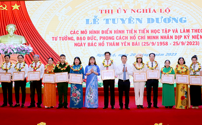 Các tập thể, cá nhân tiêu biểu có thành tích xuất sắc trong học tập và làm theo tư tưởng, đạo đức, phong cách Hồ Chí Minh được lãnh đạo thị xã Nghĩa Lộ khen thưởng.