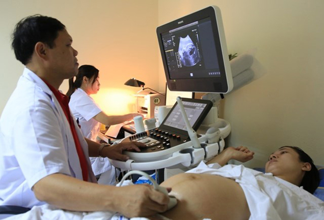 Chuyên gia sản khoa khám cho thai phụ tại Bệnh viện Phụ sản Trung ương - địa điểm sàng lọc trước sinh, sơ sinh hàng đầu.