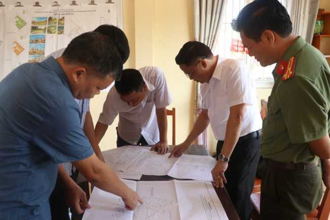 Lãnh đạo huyện Trấn Yên kiểm tra thực địa trên bản đồ.